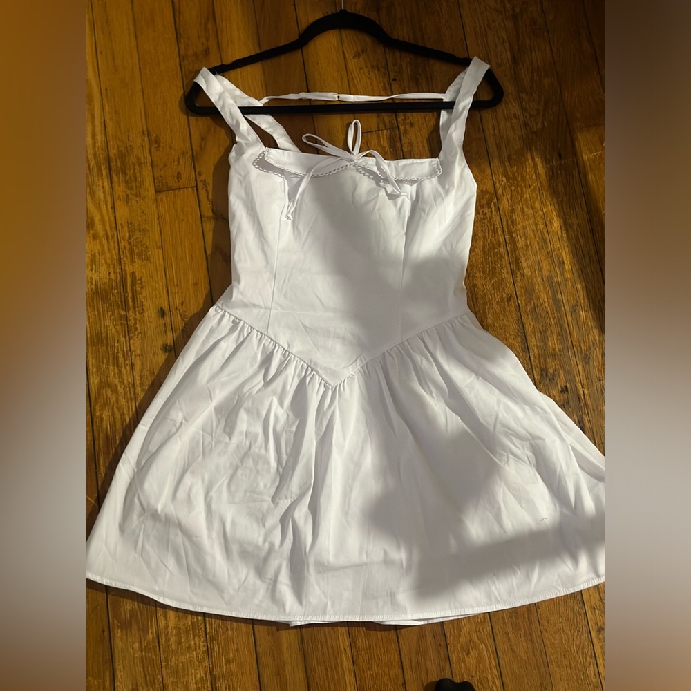 This cute white dress in the shape of a corset in the center for any occasion